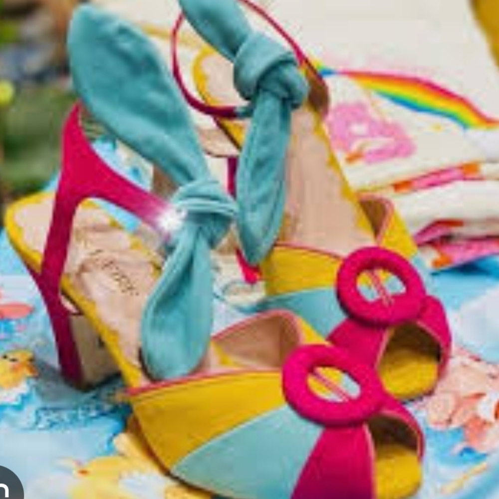 DISO THESE MISS L FIRE SHOES SIZES 40,41, AND42 PRETTY PLEASE 🙏
